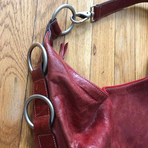 Asymmetrical red leather shoulder bag - Picture 2 of 2